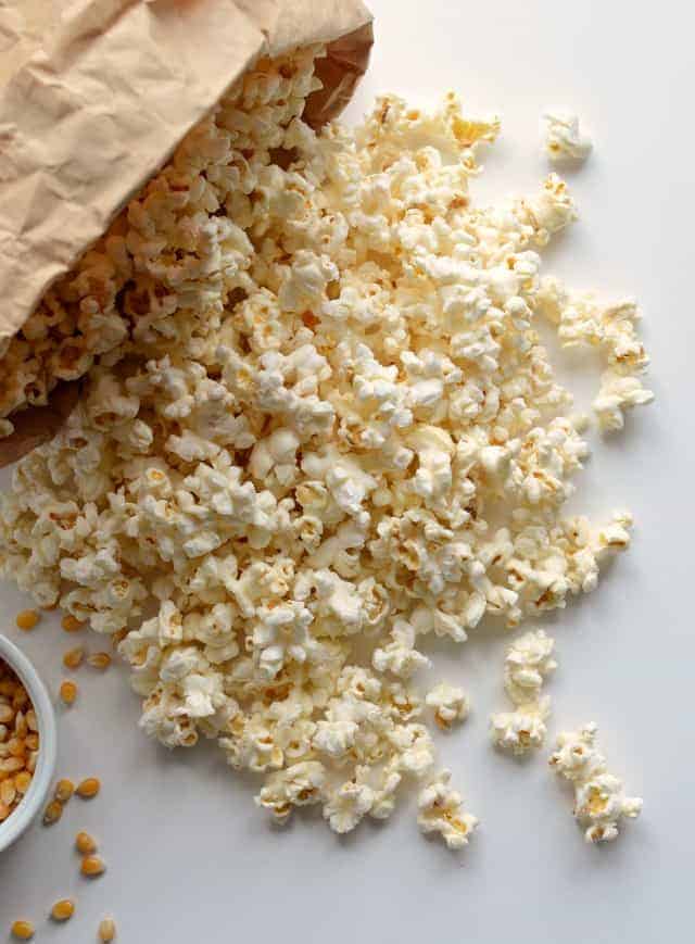 Quick and easy guide on how to pop popcorn in the microwave using just a paper bag, no oil needed. Quick and easy guide on how to pop popcorn in the microwave using just a paper bag, no oil needed.